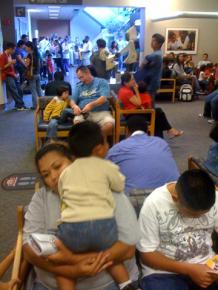 Families waiting between 1 and 2.5 hours for H1N1 vaccinations at a hospital